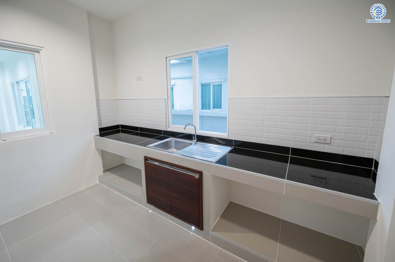 บ้านมือสองตกแต่งใหม่ โครงการ เพอร์เฟคเพลส ราชพฤกษ์ หลังมุม! รองรับทุกการใช้งาน บนเนื้อที่กว้างถึง 61.8 ตร.ว. พื้นที่ใช้สอย 198 ตร.ม. พร้อมฟังก์ชัน 3 ห้องนอน 3 ห้องน้ำ จอดรถได้ 2 คัน บ้านคุณภาพดี บนทำเลติดถนนราชพฤกษ์ เชื่อมต่อถนนรัตนาธิเบศร์ ใกล้รถไฟฟ้าสายสีม่วง “สถานีบางรักน้อยท่าอิฐ” จุดขึ้นทางด่วน "กาญจนาภิเษก" และเซ็นทรัลรัตนาธิเบศร์